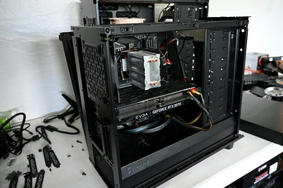 Computer Reparatur mit geöffnetem Desktop-PC und Hardwareprüfung durch Fachmann
