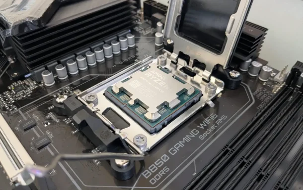 Computer Reparatur mit eingesetztem Prozessor und überprüfter CPU
