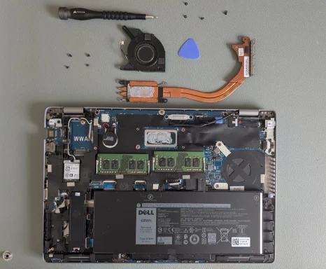 Geöffnetes Notebook bei Reparatur mit sichtbarer Hardware und Bauteilen in Dachau
