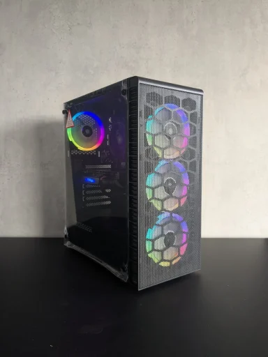 Individuell gebauter Gaming PC mit RGB Beleuchtung und High-End Hardware