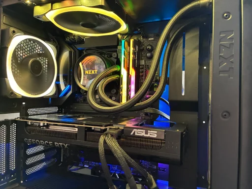 Gaming PC bei Reparatur und Benchmark Test zur Leistungsüberprüfung