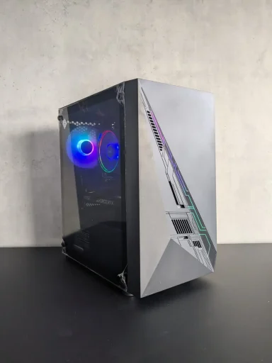 RGB beleuchteter Gaming PC während der Konfiguration und Einrichtung