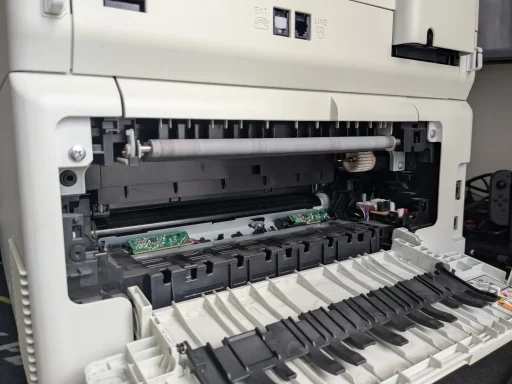 Drucker Reparatur und Wartung eines Bürogeräts durch Techniker in Germering